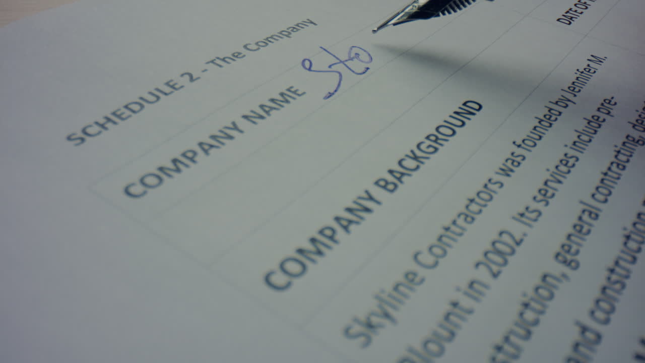 работник, заполняющий деловую бумагу ручкой. человек, делающий заметки в контракте