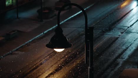 coche pasando bajo la farola en la noche invierno montreal nieve en 120 fps
