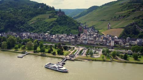 paisaje aéreo de la ciudad alemana de bacharach a los pies del río rin, alemania