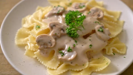 Pasta-Farfalle-Con-Salsa-De-Crema-Blanca-De-Champiñones---Estilo-De-Comida-Italiana