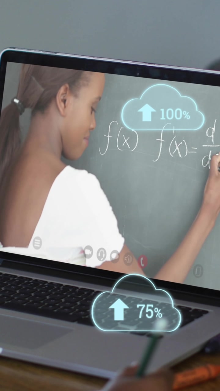 Animazione di nuvole con caricamento su un ragazzo afroamericano che segue lezioni online sul laptop.