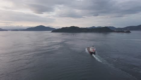 Frachtschiff-Im-Japanischen-Binnenmeer,-Zeitlupenschwenk-über-Shikoku
