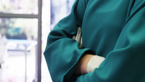 Portrait-of-female-surgeon-standing-with-arms-crossed