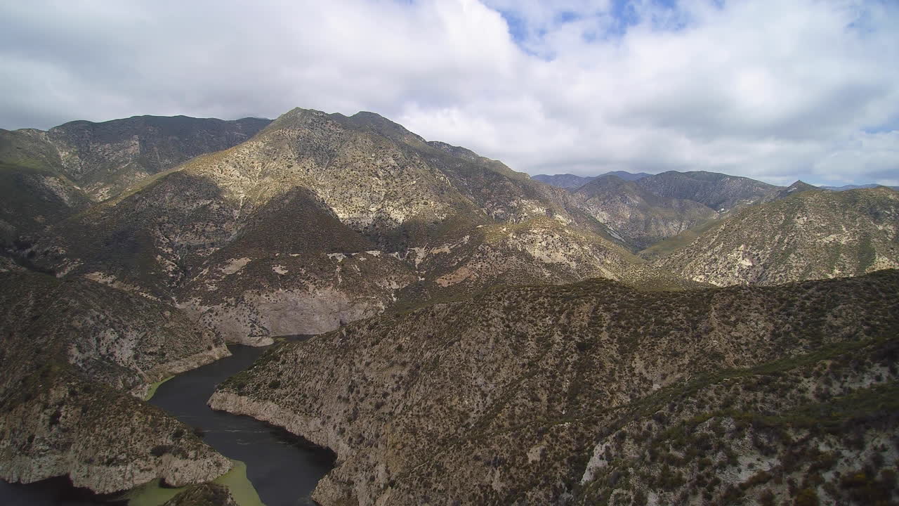 imágenes de drones del bosque nacional angelous california y el río san gabriel