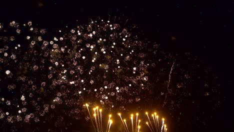 hermosa exhibición de trabajo de fuego colorido por la noche para la celebración en el festival