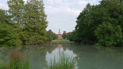 Castillo-Sforzesco-Y-Su-Maravilloso-Parque-Que-Lo-Rodea,-Milán,-Italia