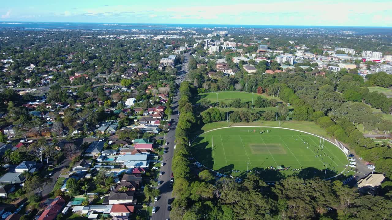사우스 시드니 (nsw) 의 사더랜드 시어 (sutherland shire) 의 서더랜드 교외의 드론 뷰