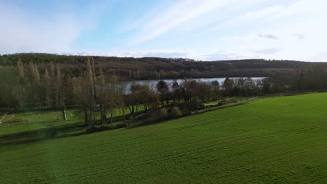 Dampierre-sur-Avre-Teich-Und-Umliegende-Landschaft,-Frankreich