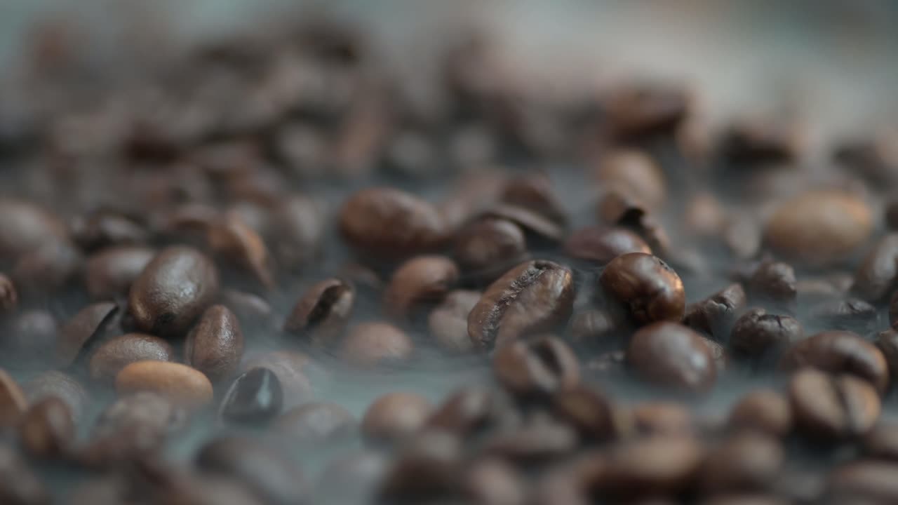 hacer zoom en un grano de café humeante