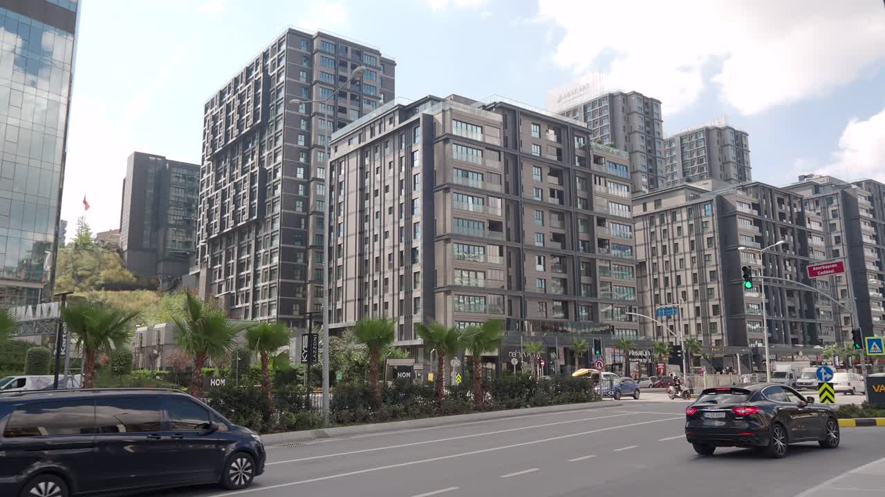 도시 교차로 에 있는 현대적 인 아파트 건물