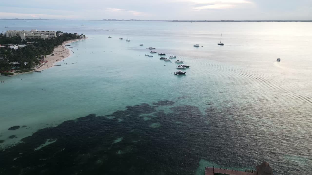 isla mujeres méxico cancún riviera maya vista aérea del arrecife de coral tropical mar caribe océano arena blanca playa tropical ciudad balneario imágenes de drones