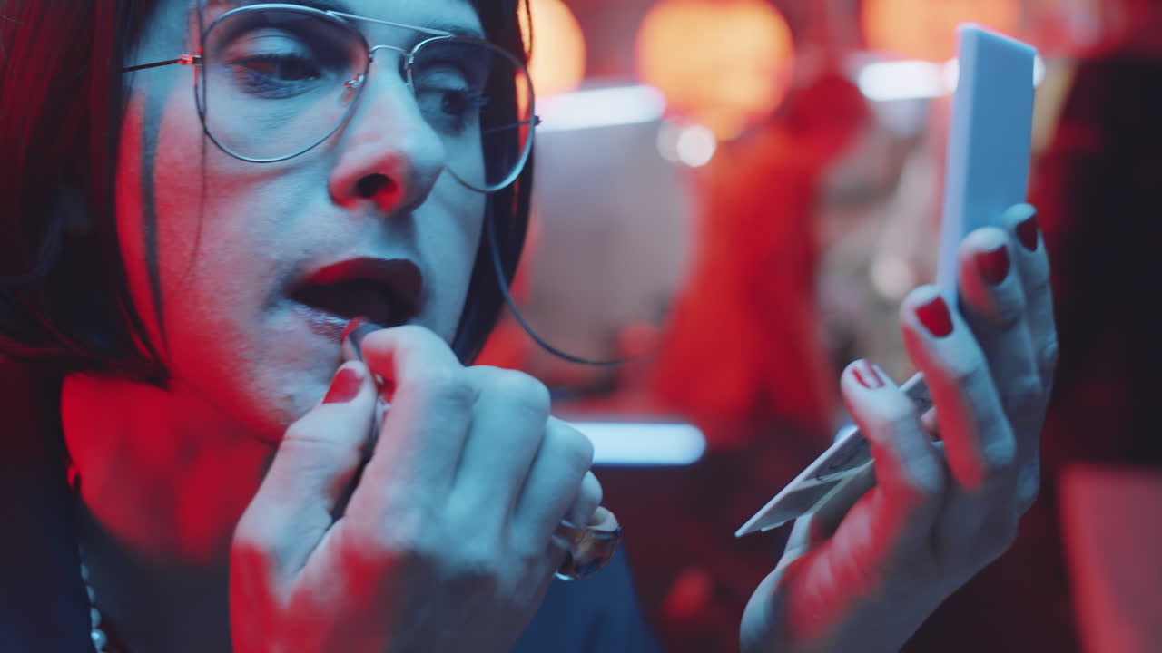 retrato de un hombre transgénero arreglando maquillaje y posando en un bar