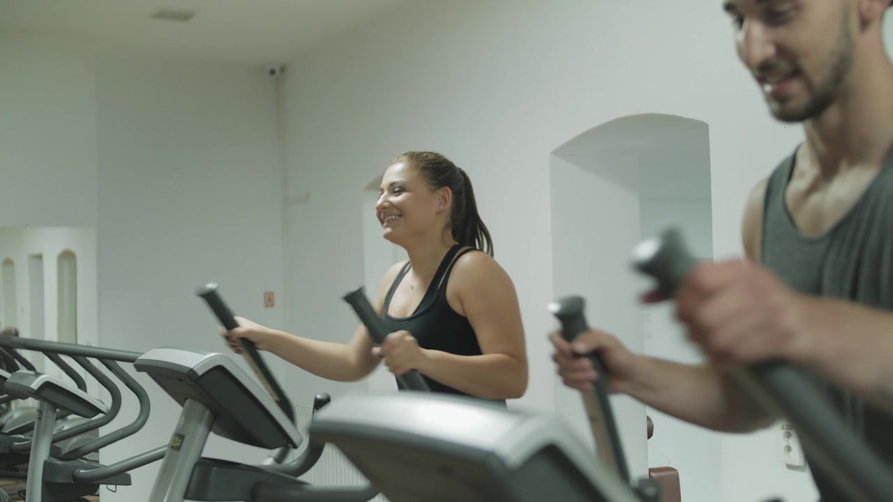 Uomo e donna si allenano insieme in palestra - rallentatore 4K
