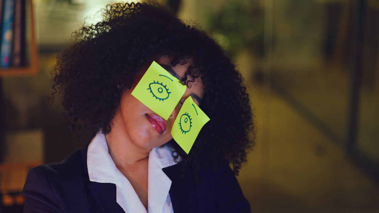 una mujer de negocios cansada tomando una siesta en la oficina.