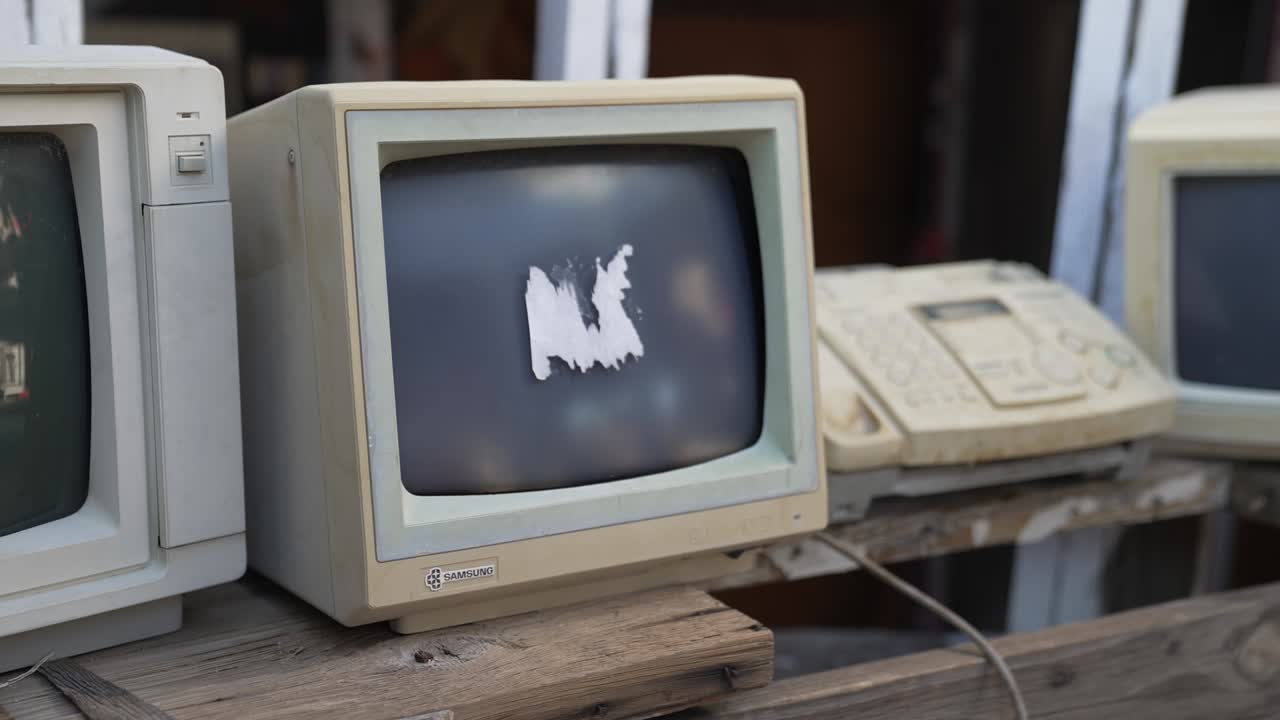 버려진 건물의 구식 모니터