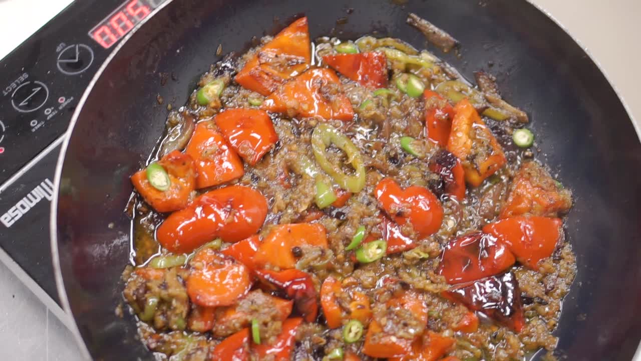 cocinar pimientos rojos y chiles en una sartén