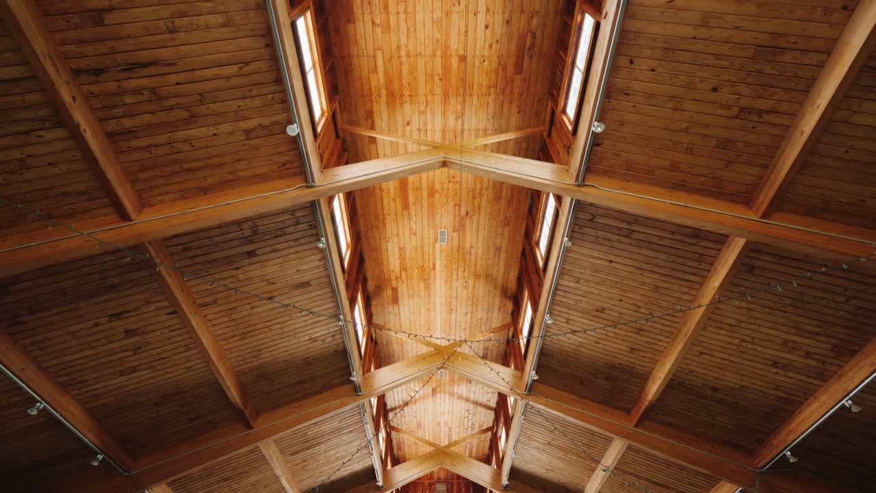 espaciosa habitación de madera en estilo retro antiguo granero steadicam shot