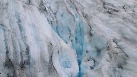 Vista-Aérea-De-Un-Arroyo-En-Un-Glaciar-Que-Se-Derrite---Calentamiento-Global-Y-Cambio-Climático-En-Curso