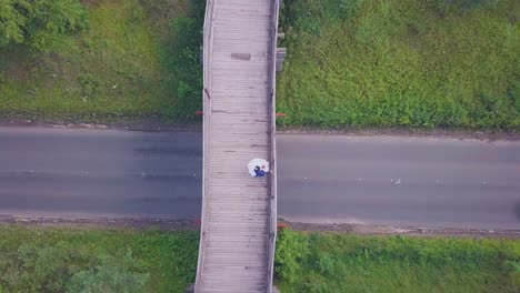 Bräutigam-Und-Braut-Auf-Holzbrücke-über-Der-Straße,-Obere-Ansicht