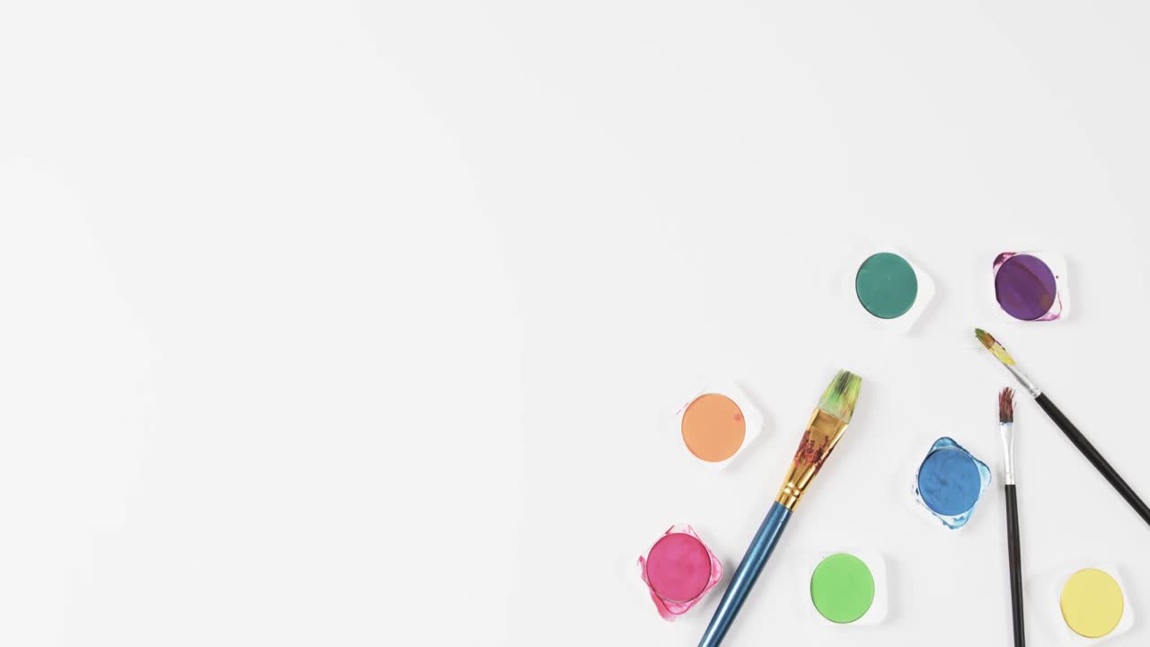 백색 배경 에 있는 페인트 와 브러시 의 상상, 복사 공간, 슬로우 모션