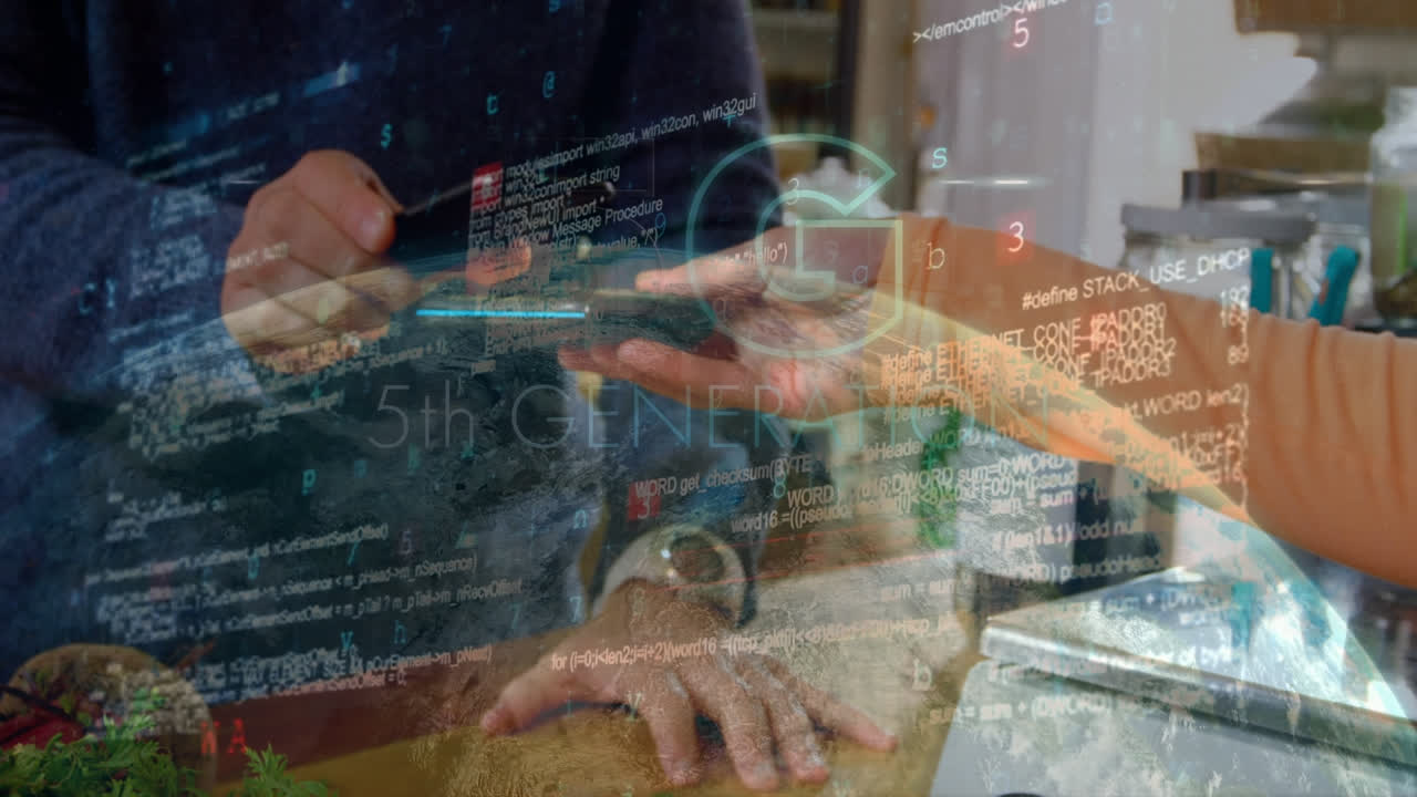 animación de procesamiento de datos y 5g sobre las manos de hombres caucásicos que usan teléfonos inteligentes y terminales