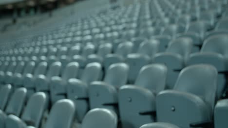 Fokussierung-Auf-Viele-Leere-Stadionsitze-In-Statischer-Ansicht