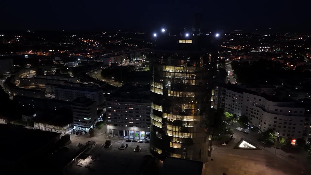Sviluppo urbano di notte. Filmato da drone dello skyline della città