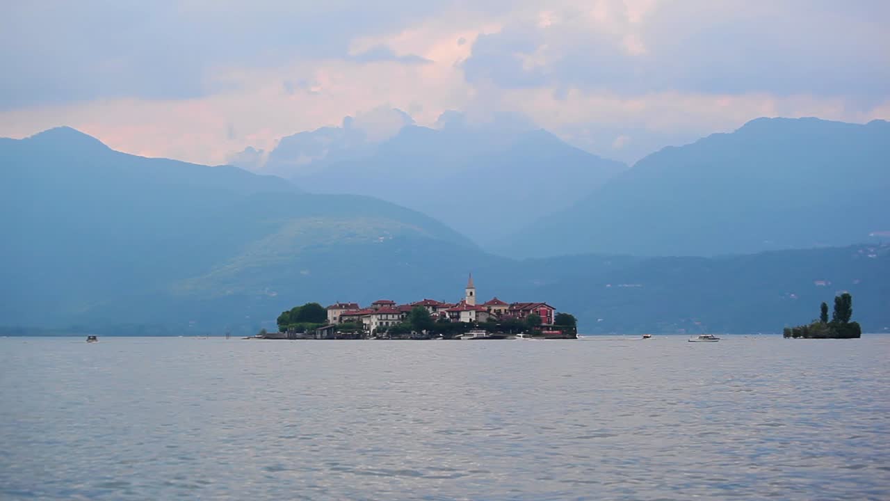 여름에 흐린 날 동안 lago maggiore