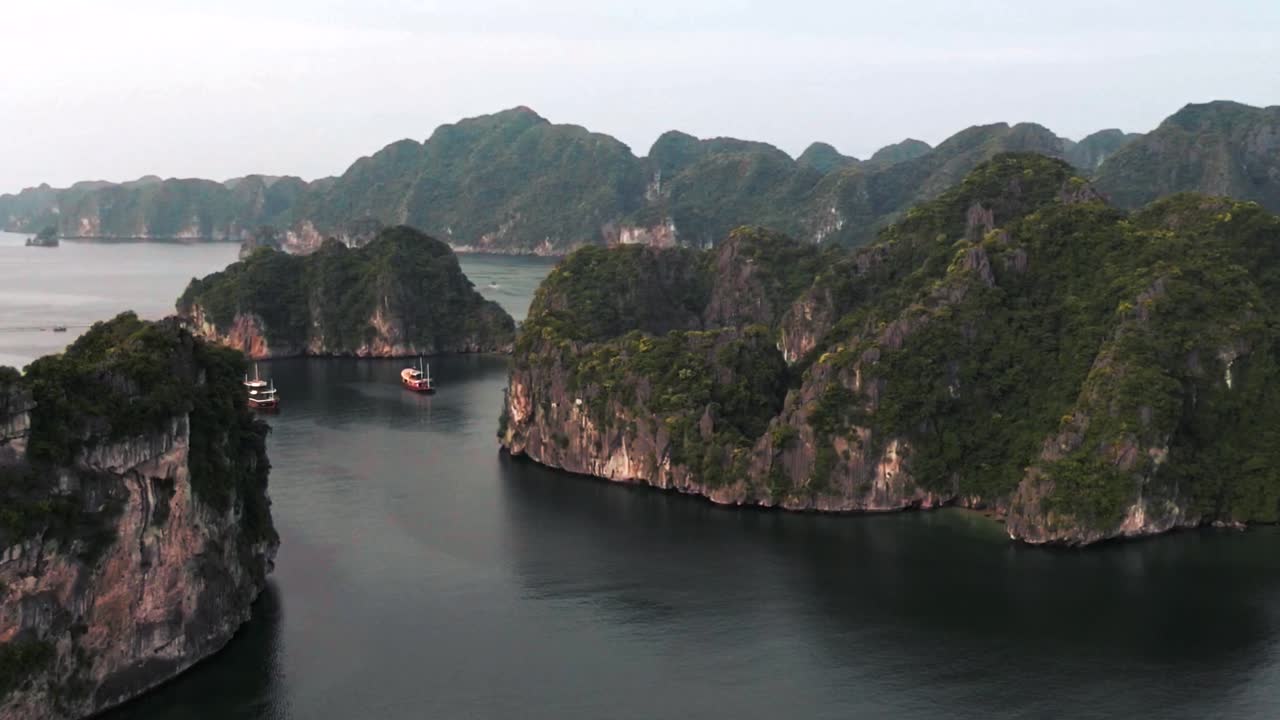 ha long bay - tailandia drones panorámica de las islas con barcos