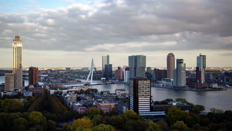 Rotterdam-Tages-Herbst-Skyline