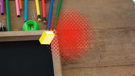 Animation-Eines-Gelben-Und-Blauen-Buches,-Das-Mit-Bleistiften-Auf-Roten-Punkten-über-Dem-Schreibtisch-Hüpft