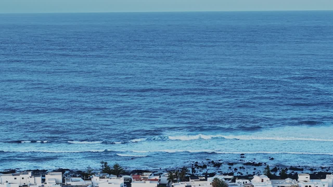 Onde che si infrangono lungo la costa di Lanzarote, Messico a mezzogiorno.