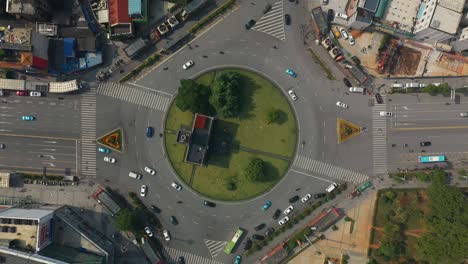 vuelo de día soleado sobre el centro de la ciudad de changsha tráfico círculo de la calle panorámica aérea de arriba hacia abajo 4k china