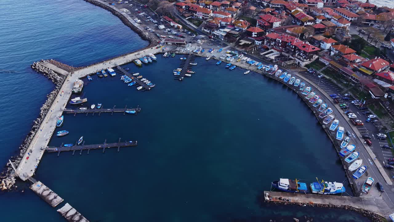Fiskebåtar i Nessebars hamn nära Bulgariens kustlinje