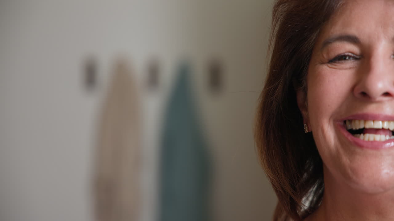 Donna anziana che ride, festeggia con gli amici a casa, sentendosi felice, con spazio per il testo.
