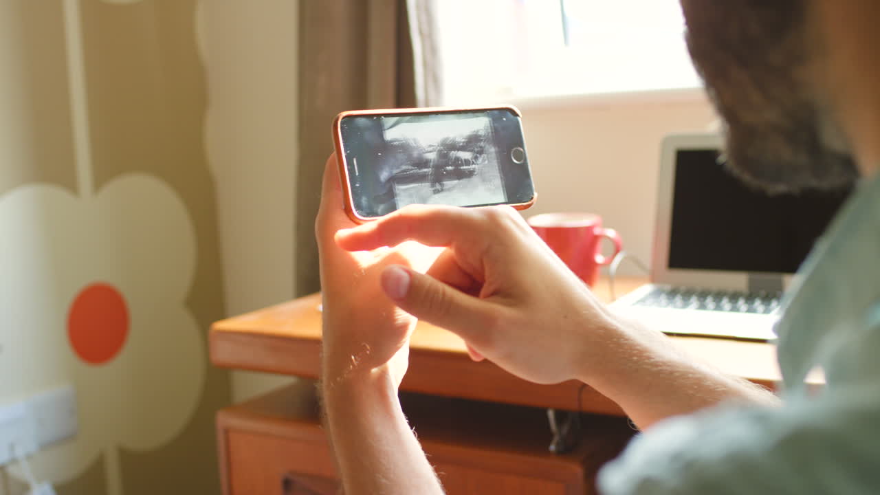 tecnología, relajarse y el hombre con imágenes en un teléfono