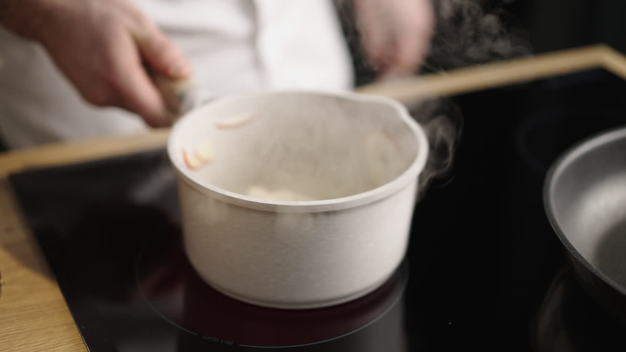 Cooking apples in a saucepan