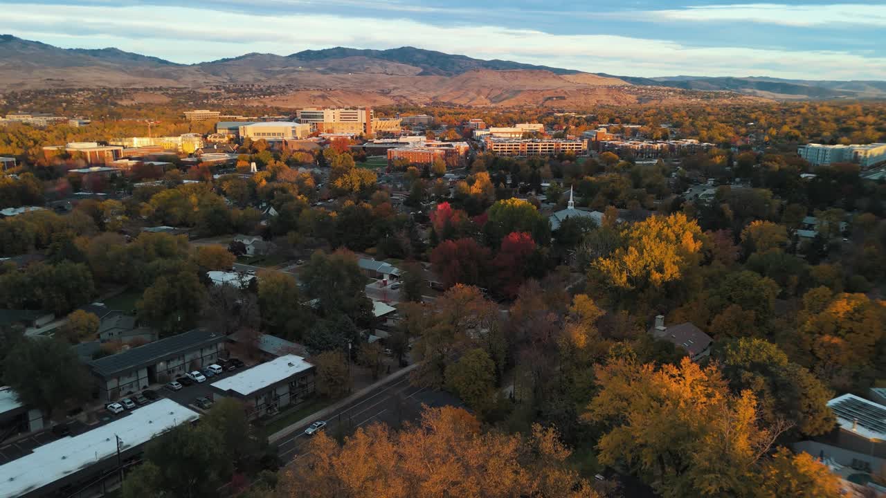 가을에 보이즈 주에서 해가 지는 것