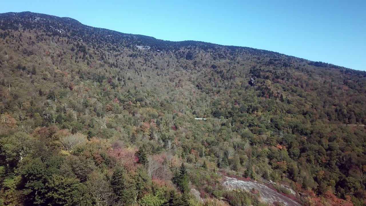 antena de blue ridge parkway en otoño desde la montaña del abuelo en 4k