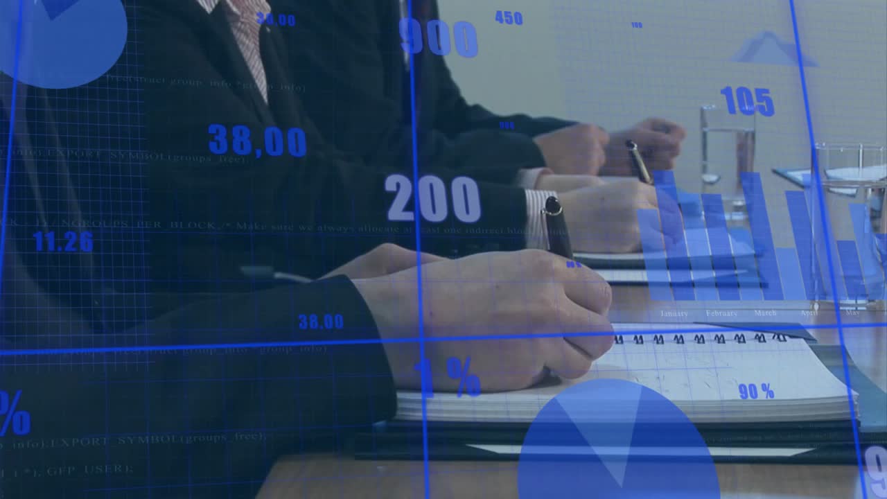 La telecamera si concentra sulle mani in primo piano che scrivono appunti, mentre dati blu sovrapposti mostrano le statistiche della riunione.