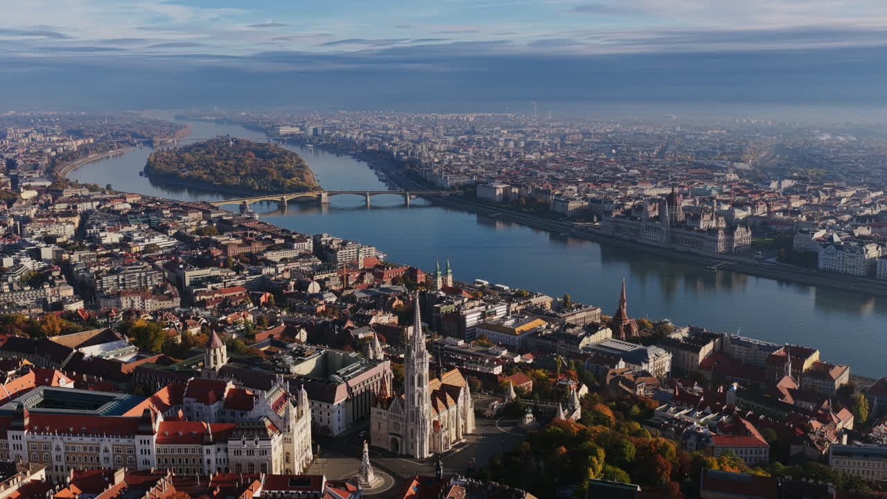 Il Danubio scorre elegantemente accanto a Budapest mentre la Chiesa di Mattia si erge orgogliosamente nella zona del Castello di Buda, tra alberi dai colori autunnali