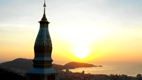 vista aérea del atardecer en la pagoda en doi thepnimit patong phuket