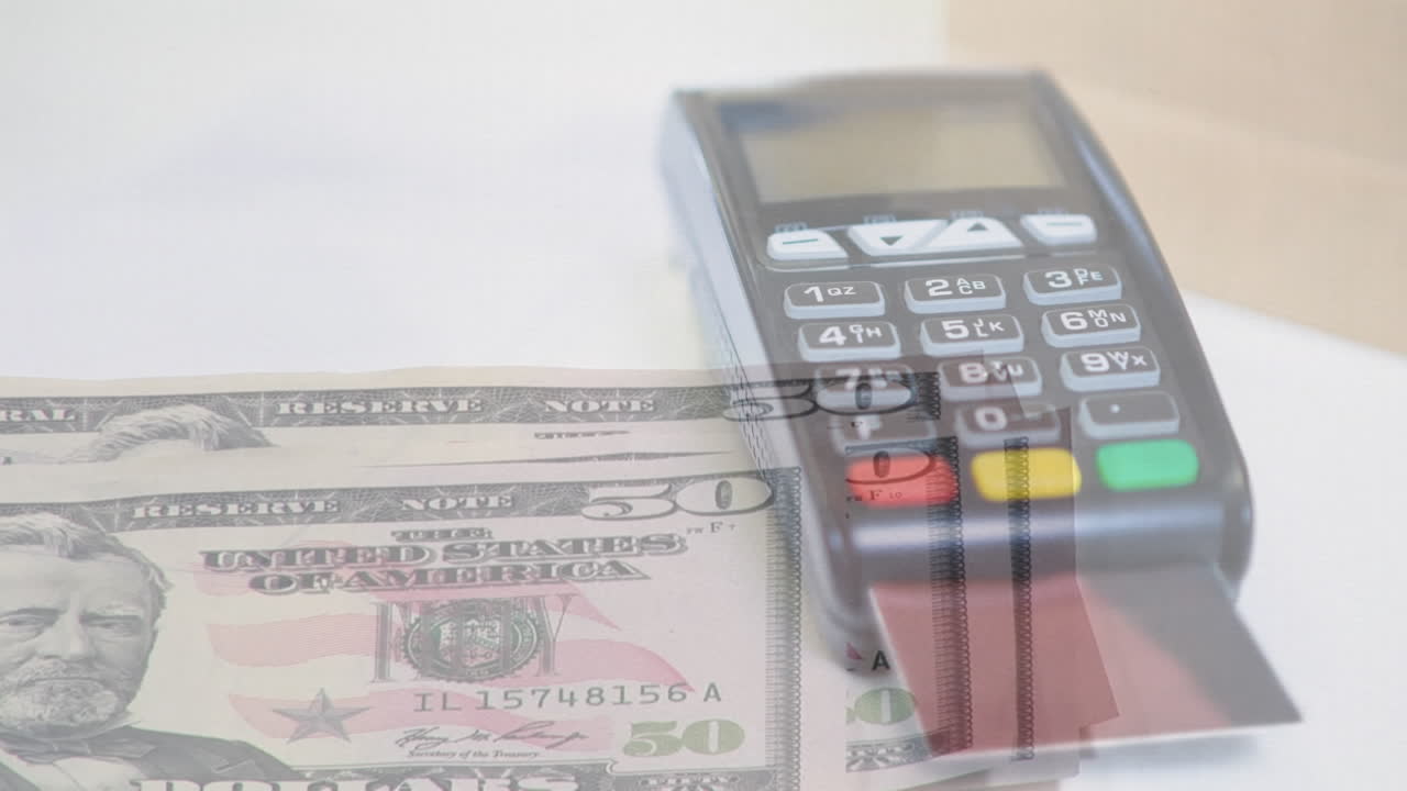 animación de una persona contando billetes de dólares estadounidenses a través de un terminal de pago