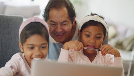 Lindas-Hermanas-Tomándose-Una-Selfie-En-Una-Laptop