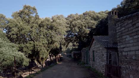 Pov-Caminando-Por-Un-Sendero-De-Tierra-Rural-Junto-A-Casas-Rurales-De-Piedra-En-Benaocaz,-España