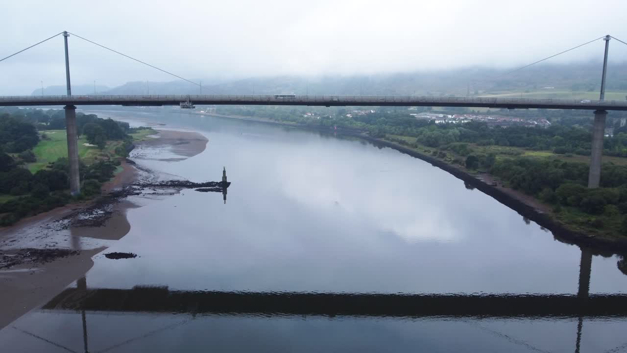 스코틀랜드의 클라이드 강에 있는 어스킨 다리 위를 달리는 자동차, 고원으로 가는 관문 - 공중 드론 4k hd 푸티지, 확대