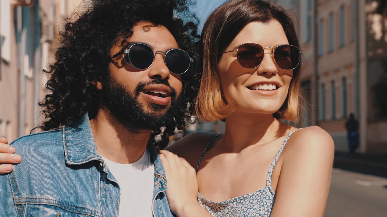 행복한 커플 야외