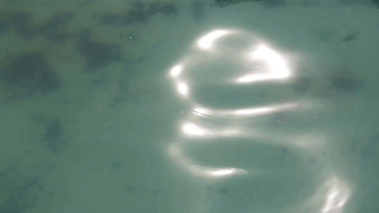 파란색 바닥 매트와 줄무늬 반사가 있는 파도 풀 물