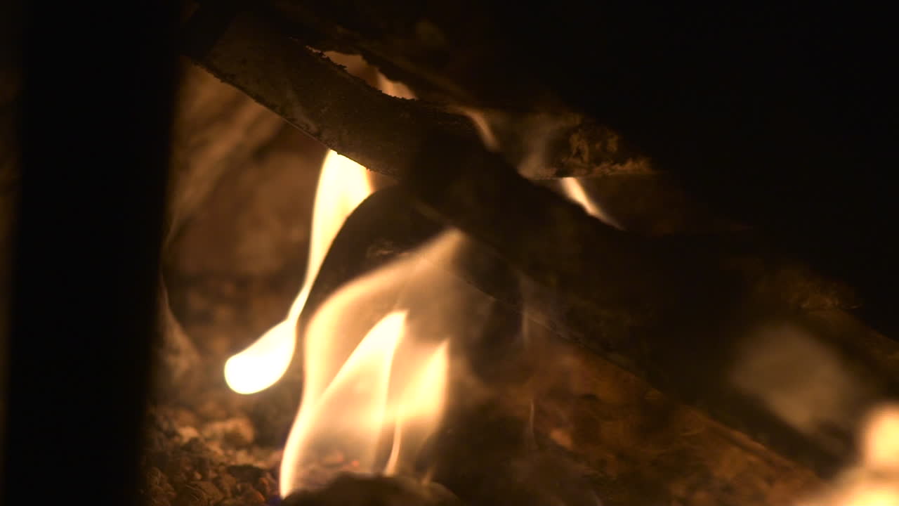 primer plano de una chimenea en llamas en 120fps