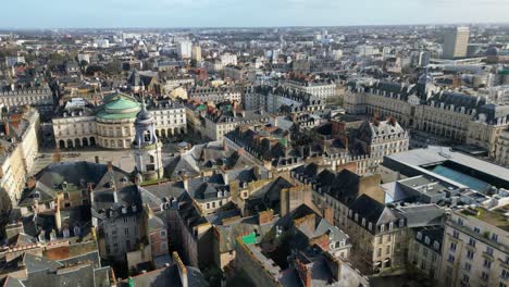 panorama de rennes con la ópera y el ayuntamiento en la plaza mairie, francia